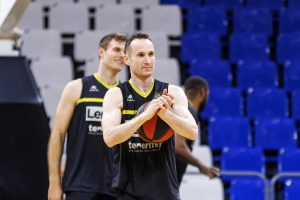 Aún le queda un último baile en Lenovo Tenerife: “Todavía tengo ganas”