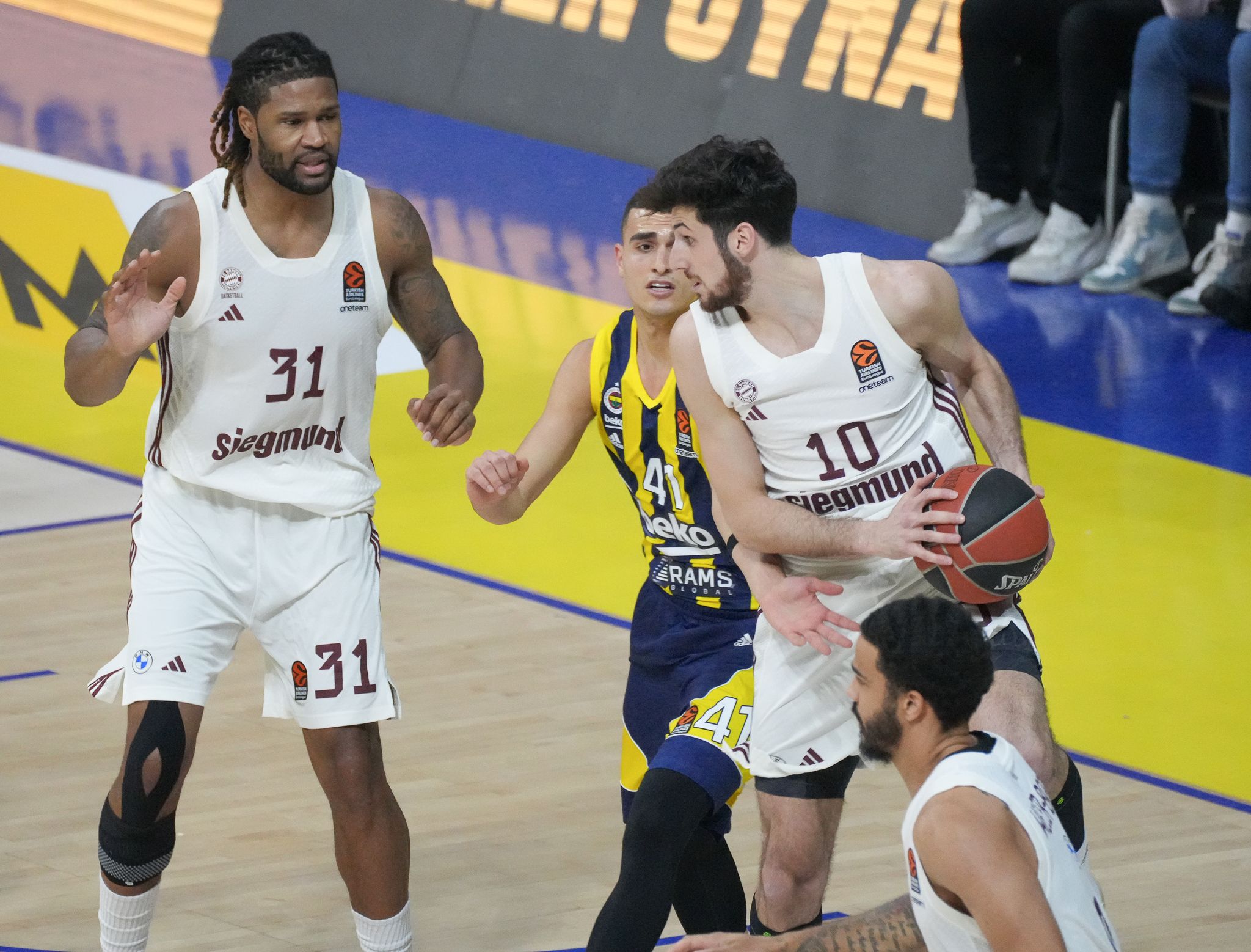 Laso y Jasikevicius dispuestos al posible intercambio de bases jóvenes