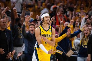 Andrew Nembhard se pone la capa de superhéroe: ¡triplazo desde 10 metros para ganar!