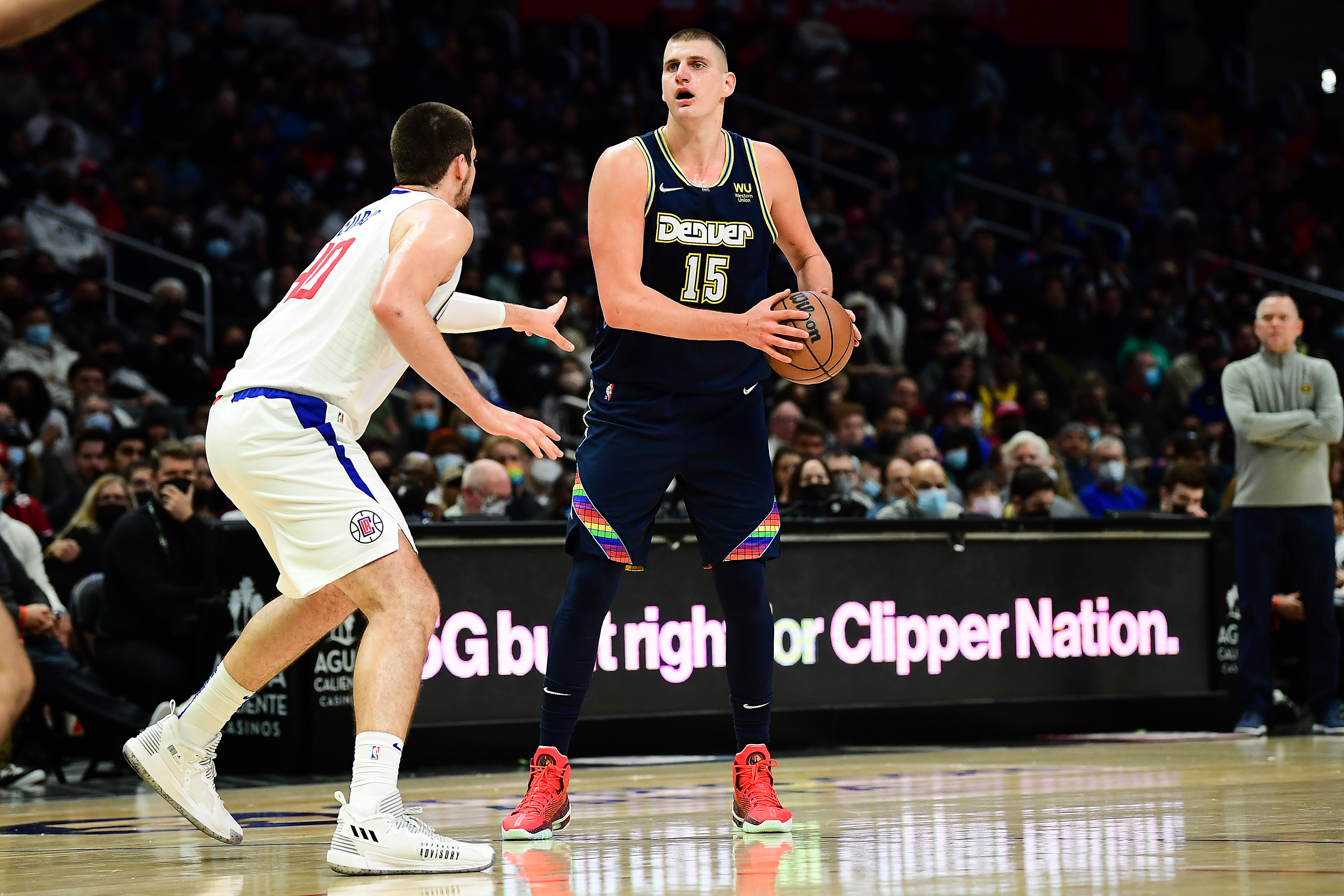 Datos NBA: cuál es el jugador que mejor defiende a Nikola Jokic