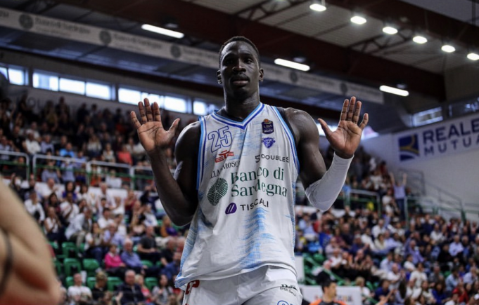 Baskonia busca un 5 y se fija en este joven de Dinamo Sassari