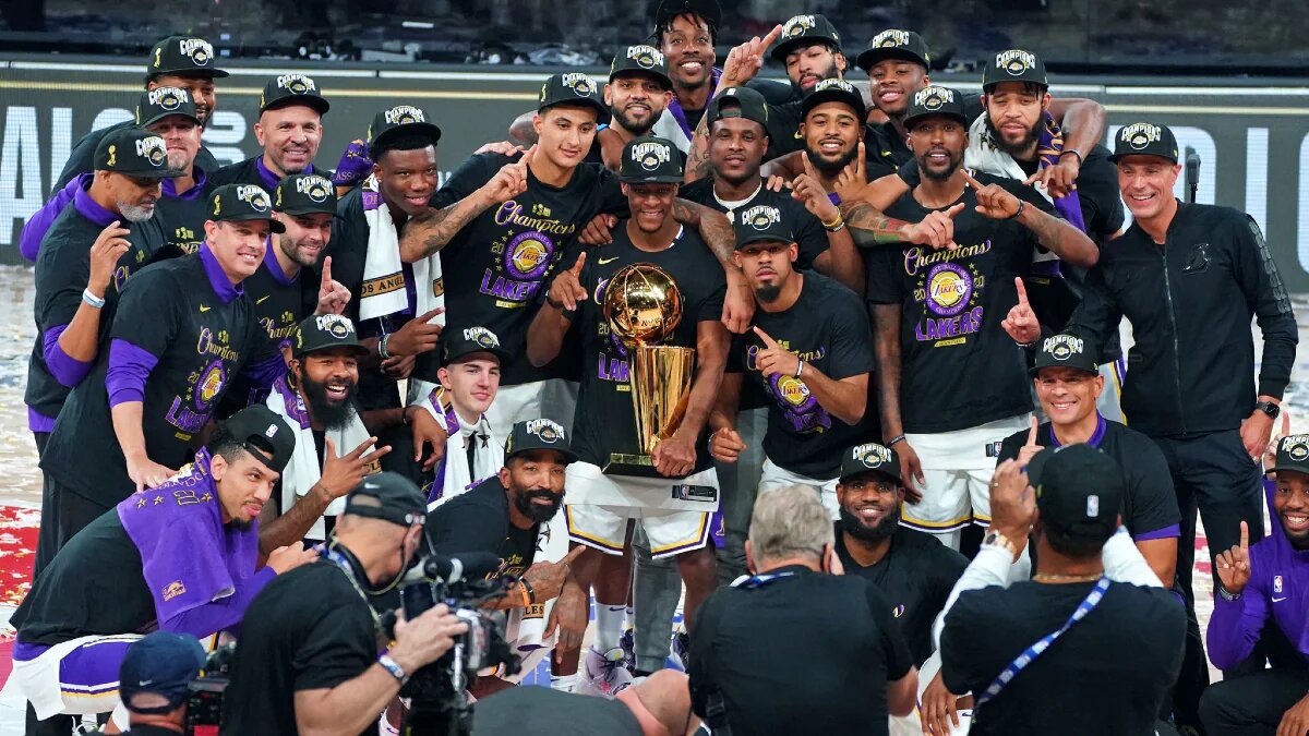 Los Lakers podrían sumar a su cuerpo técnico a un campeón de 2020