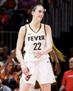 Caitlin Clark, la “p… blanca” de la WNBA: persecución, agresiones…y muchos puntos