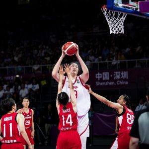 ¡Tiene 17 años y mide 2,20 metros! La jugadora china que comparan con Yao Ming