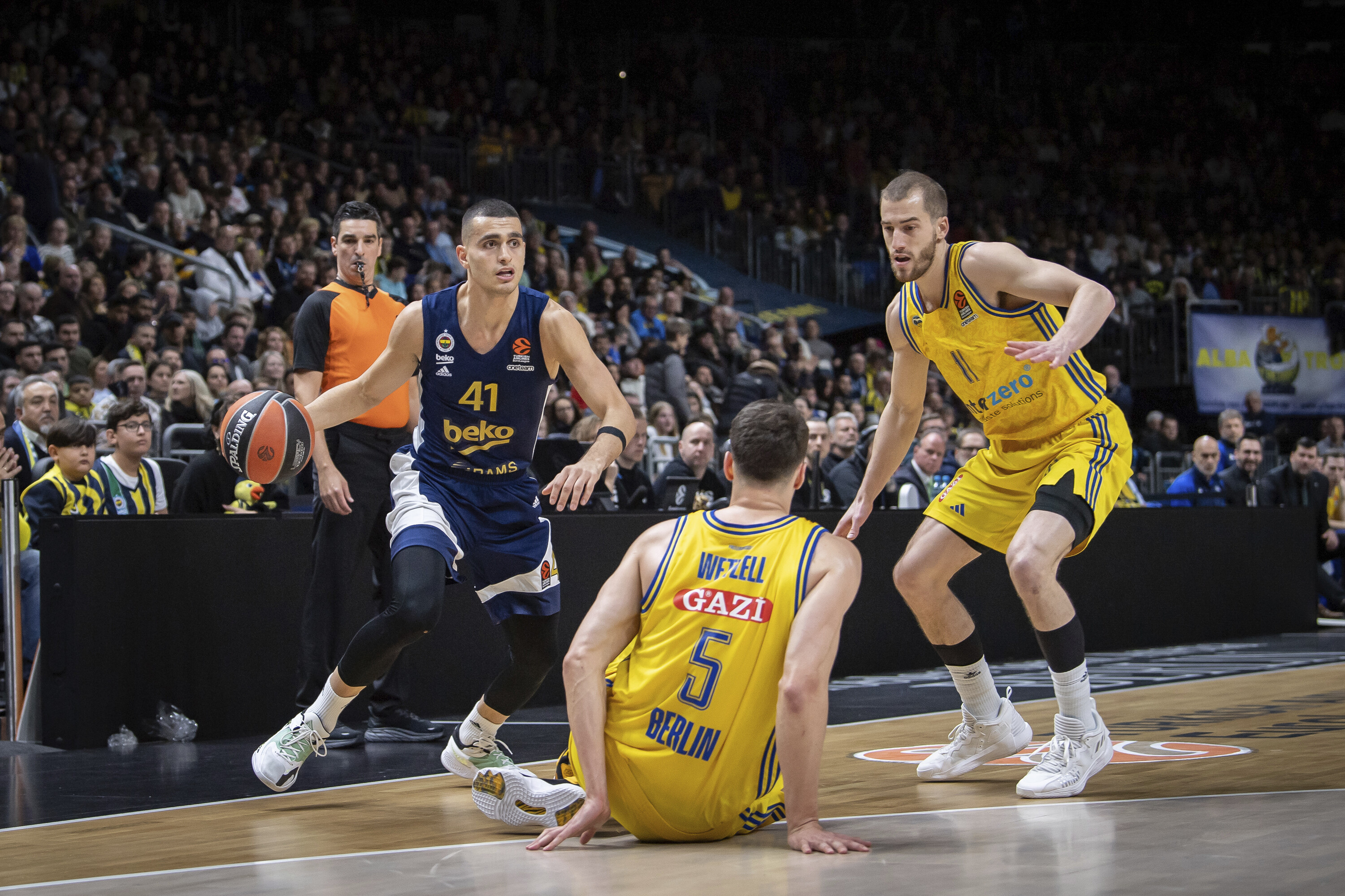 Maccabi lidera la puja por este joven base para llevarlo de vuelta a su país