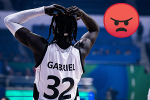 La organización se equivoca con el himno y así reacciona el público