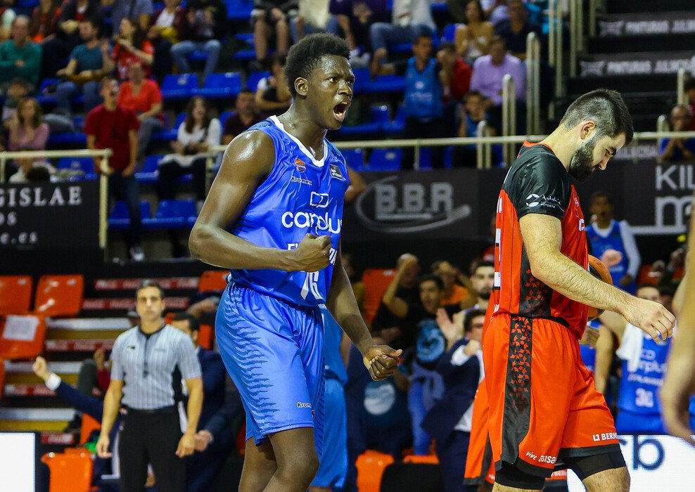 Bilbao Basket quiere a un pívot que debutó con 14 años en ACB