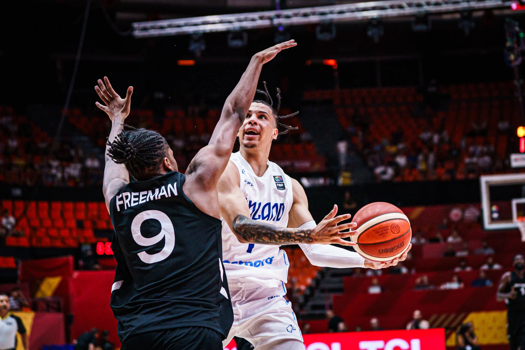 Finlandia se confunde con su himno en el debut del preolímpico de baloncesto