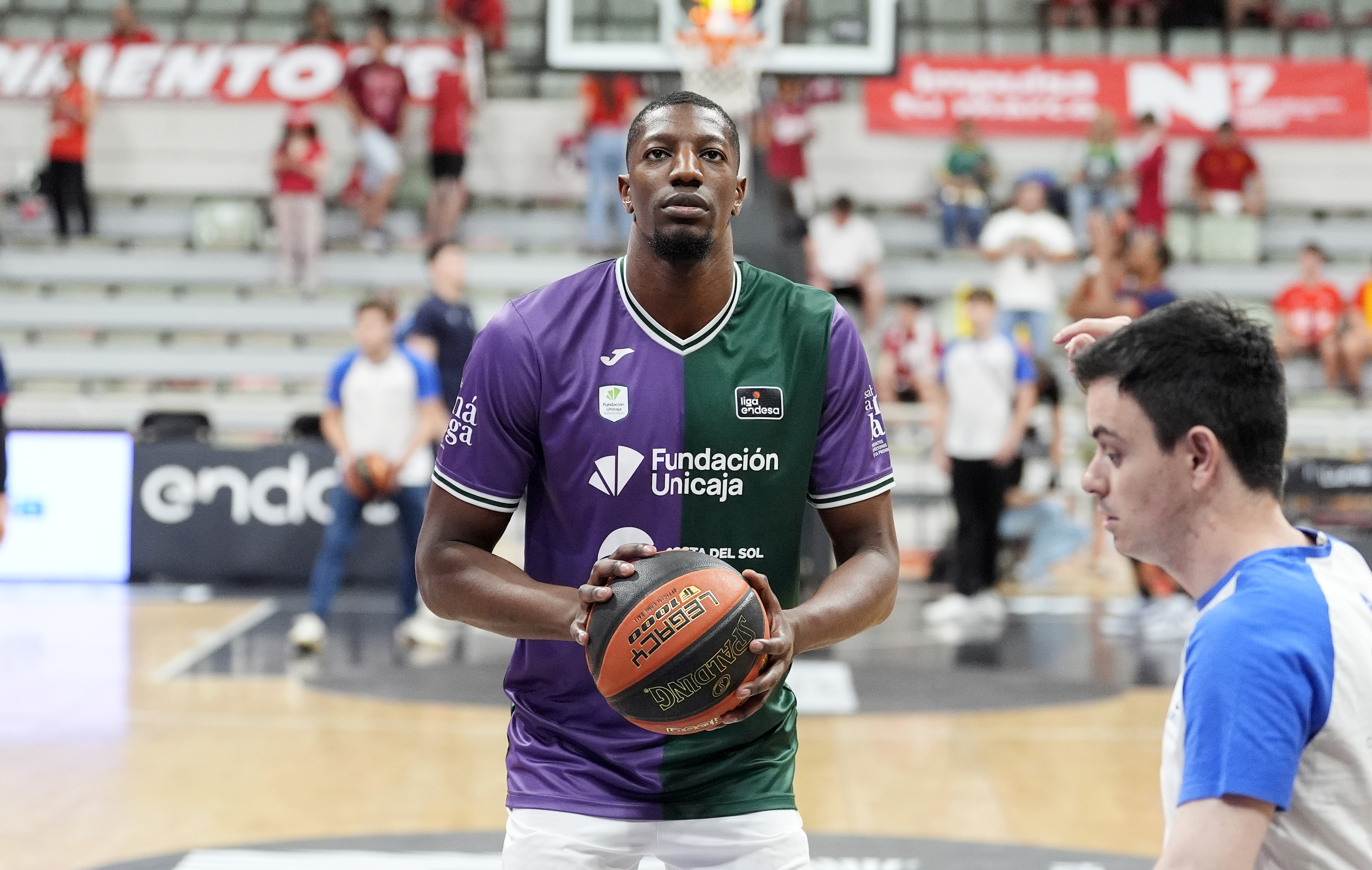 Vinculado a varios equipos ACB pero decide quedarse en Unicaja de Málaga