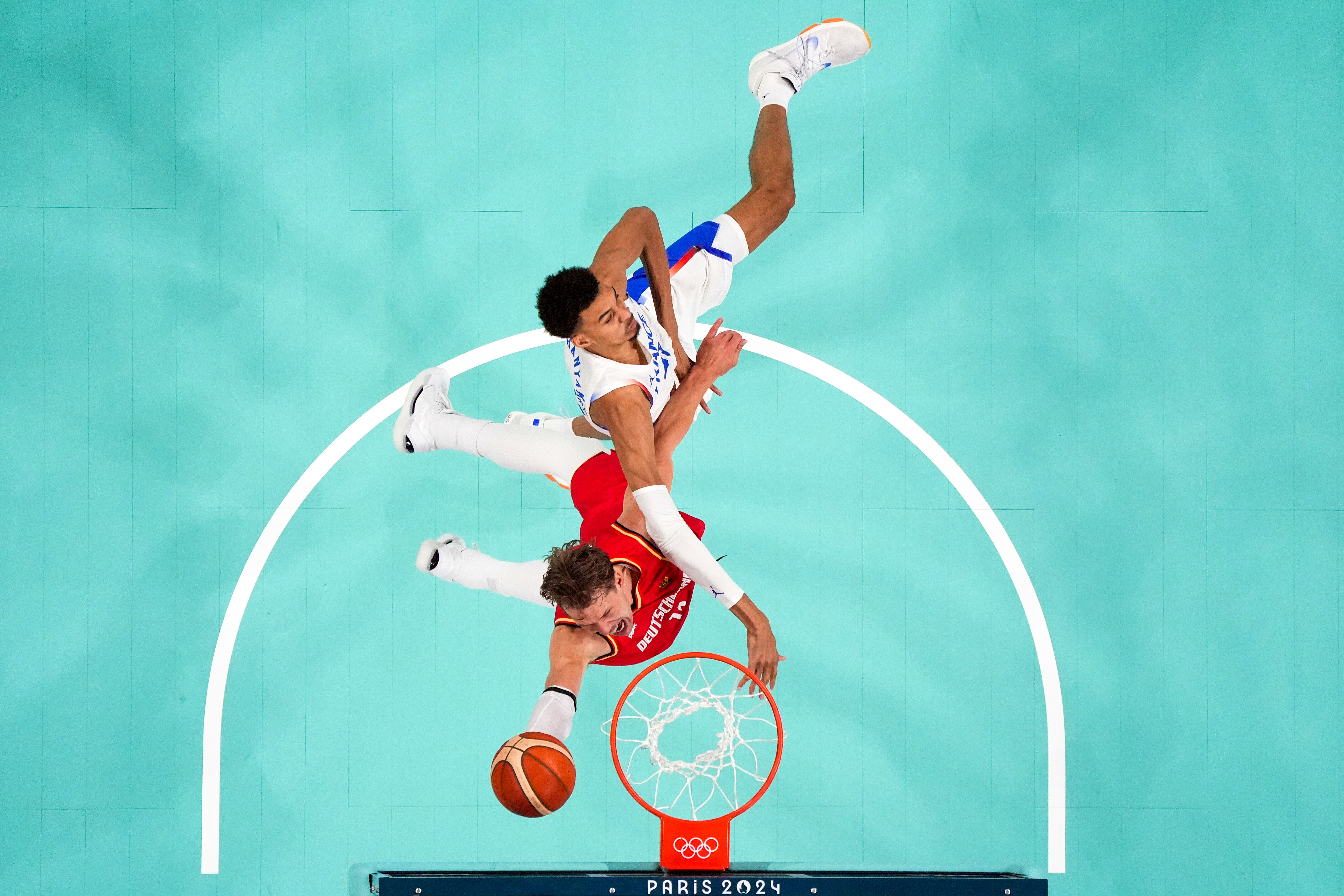 Franz Wagner vuela sobre Wembanyama y su hermano bromea: “La verá en YouTube”