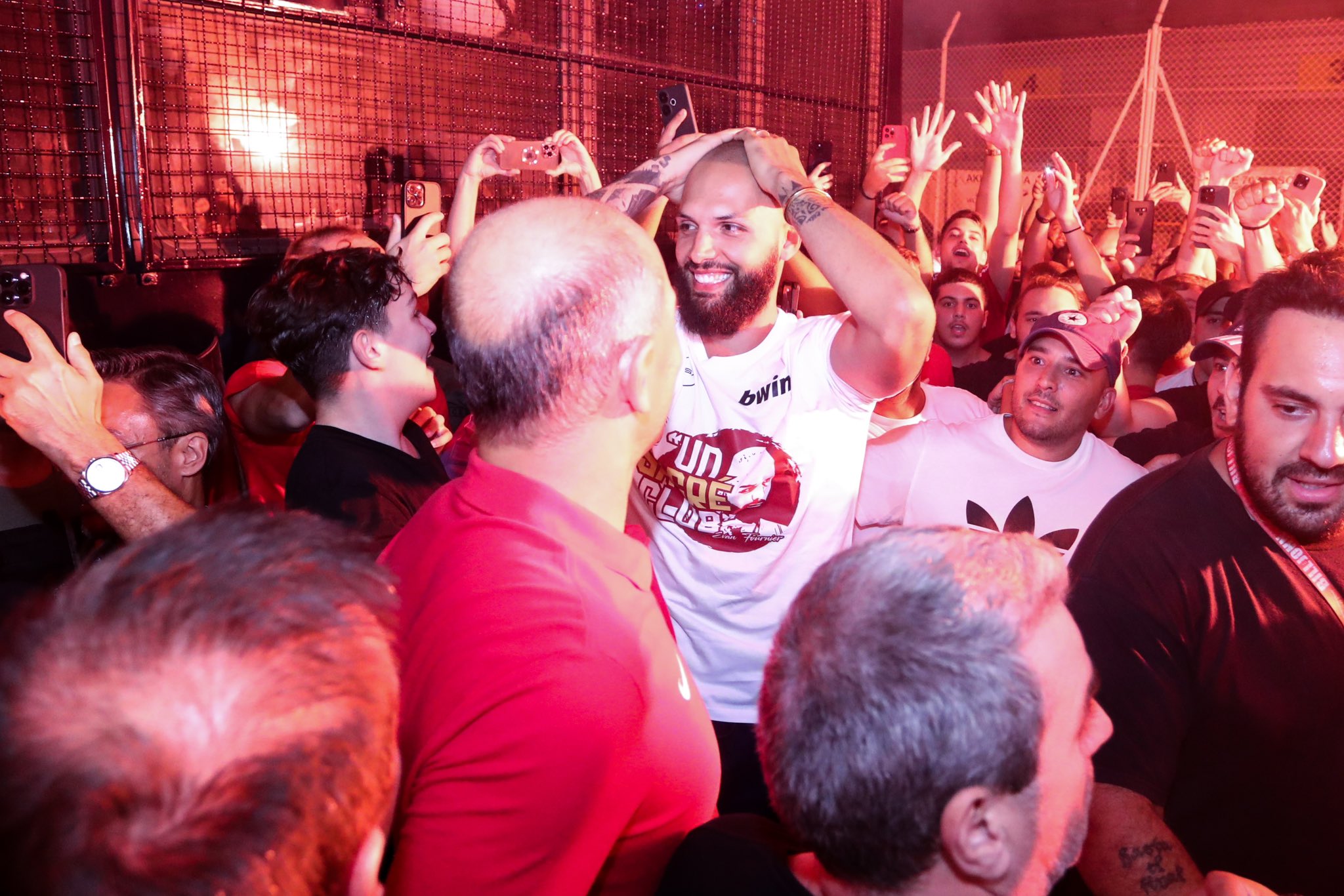 ¡Locura en Grecia! Miles de personas en el aeropuerto por su fichaje estrella