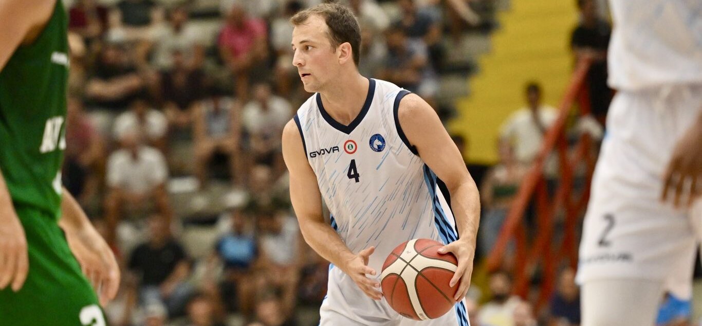 Debut de Kevin Pangos, con terremoto incluido, en Nápoles Basket