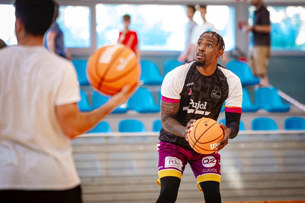 Lleida sigue sin cerrar plantilla pese a la llegada de Derek Cooke