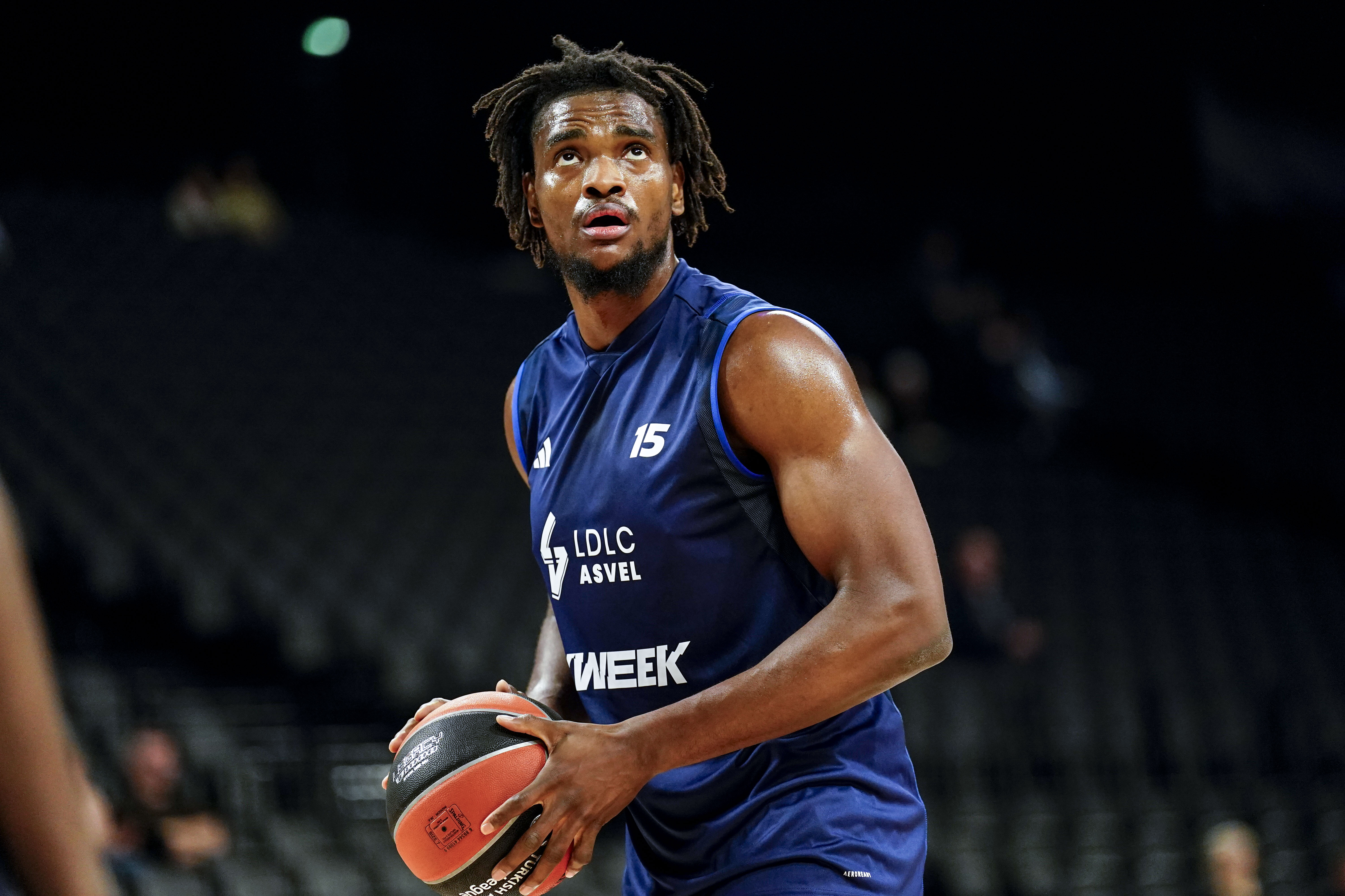 Luca Banchi y Virtus Bolonia miran al mercado, pero este pívot rechaza fichar por ellos