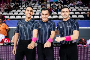 Árbitros de la ACB de baloncesto insultando a camareros