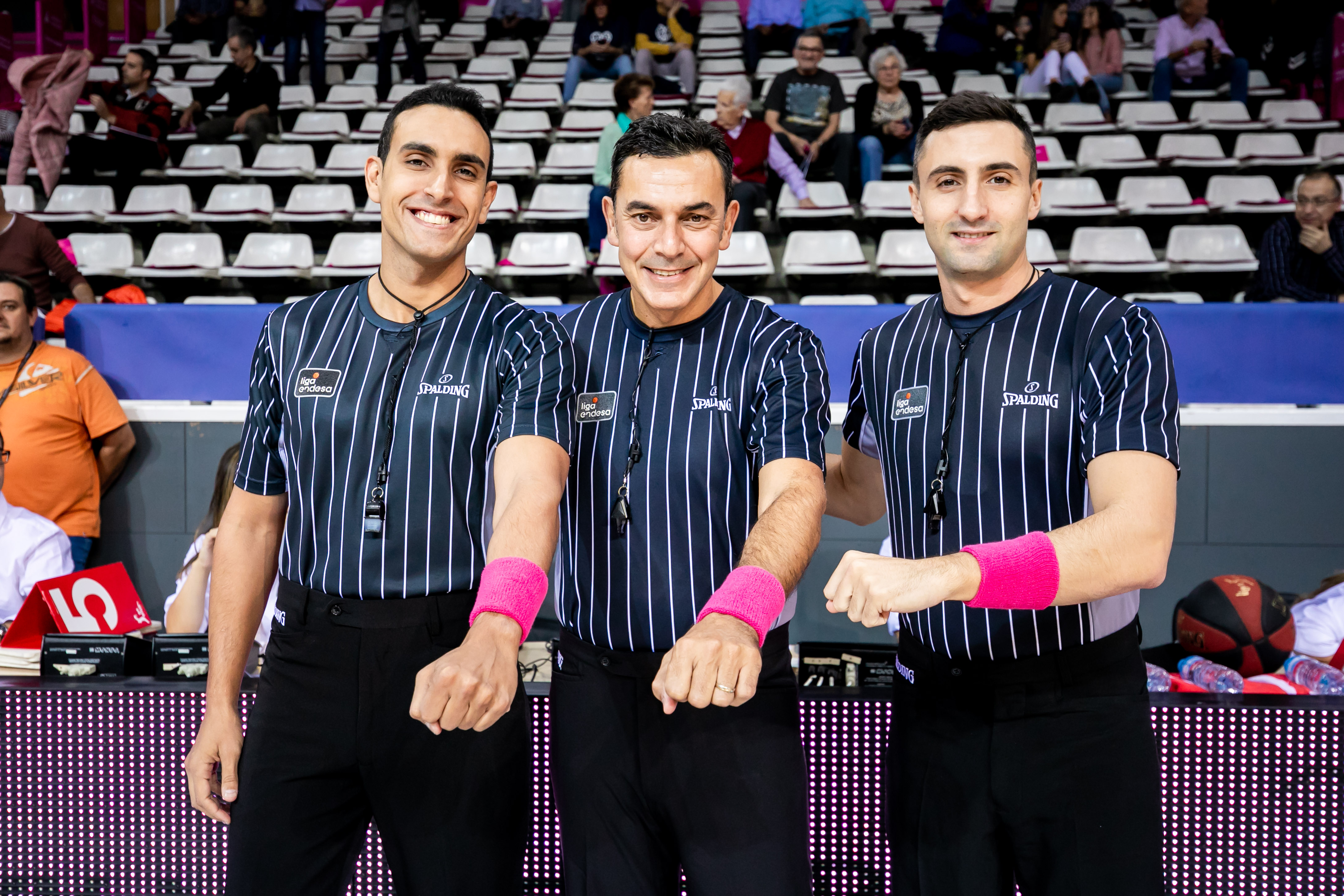 Árbitros de la ACB de baloncesto insultando a camareros