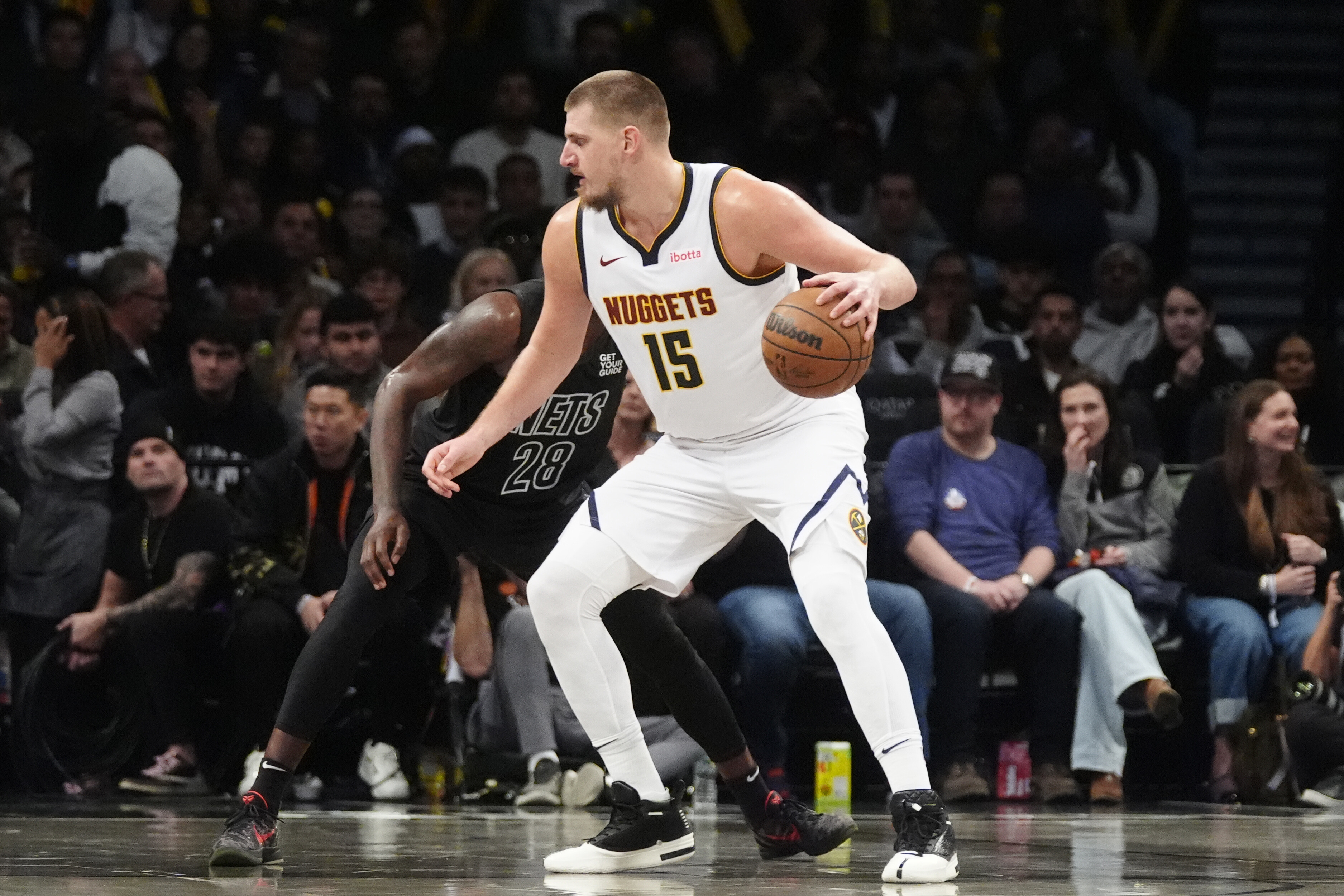 Nikola Jokic hace historia y se sale ante los Nets de Jordi Fernández