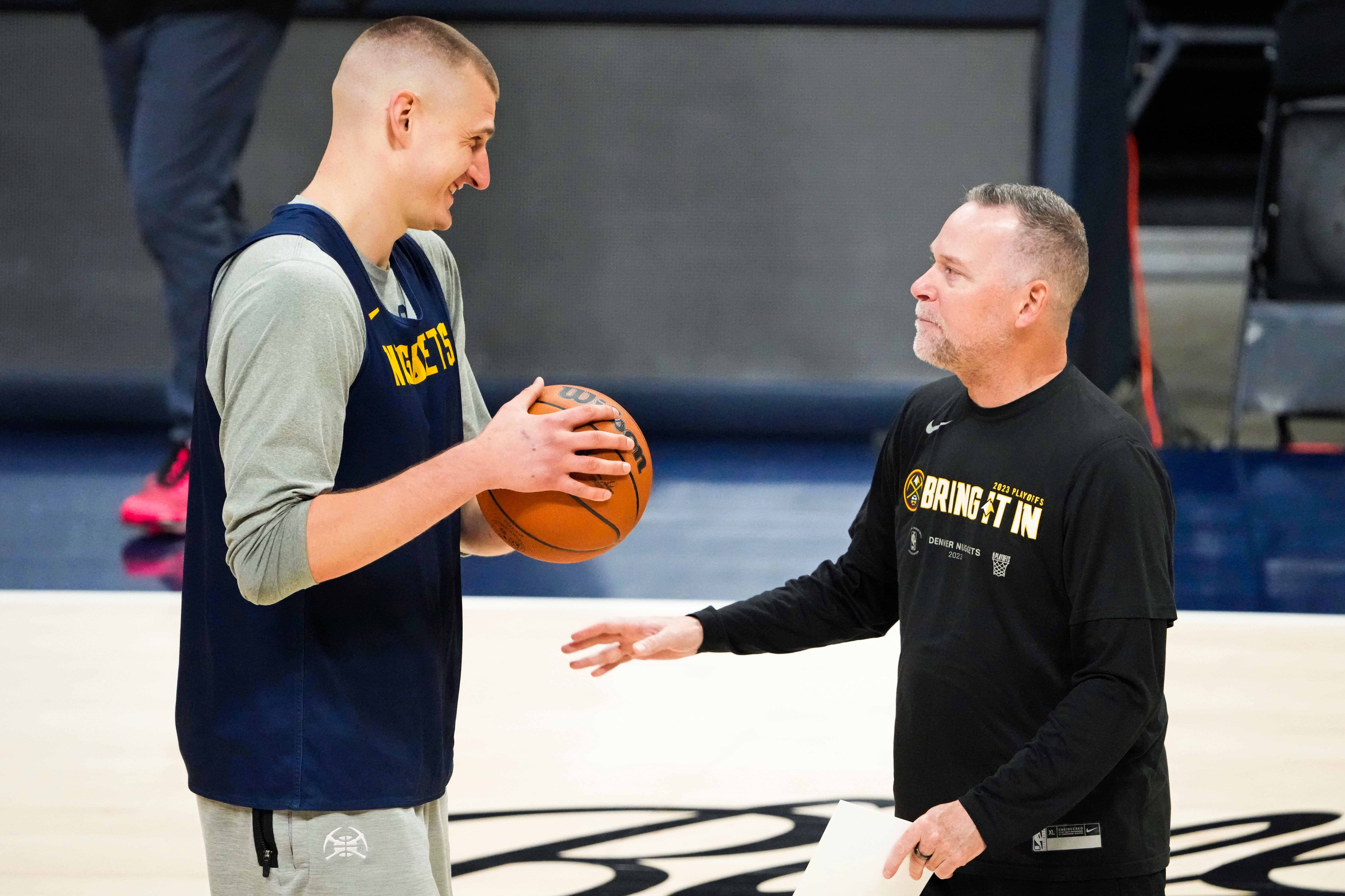 Los números de Jokic atemorizan a toda la NBA, pero para Malone eso es un problema