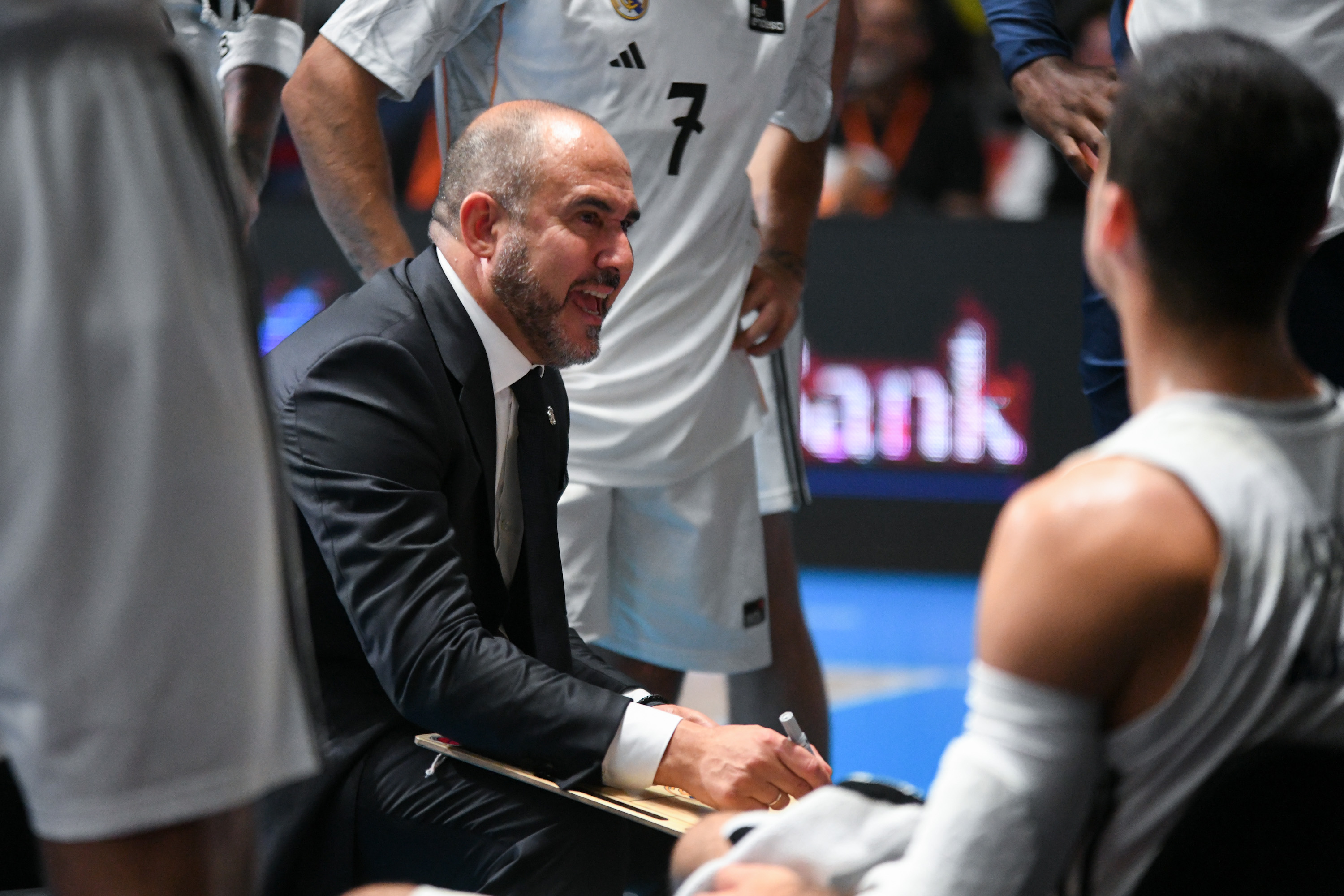 “Necesitan su tiempo”: Chus Mateo defiende a sus nuevos fichajes