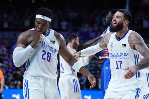 Dos ex jugadores del Real Madrid creen que los árbitros ayudan al Barça