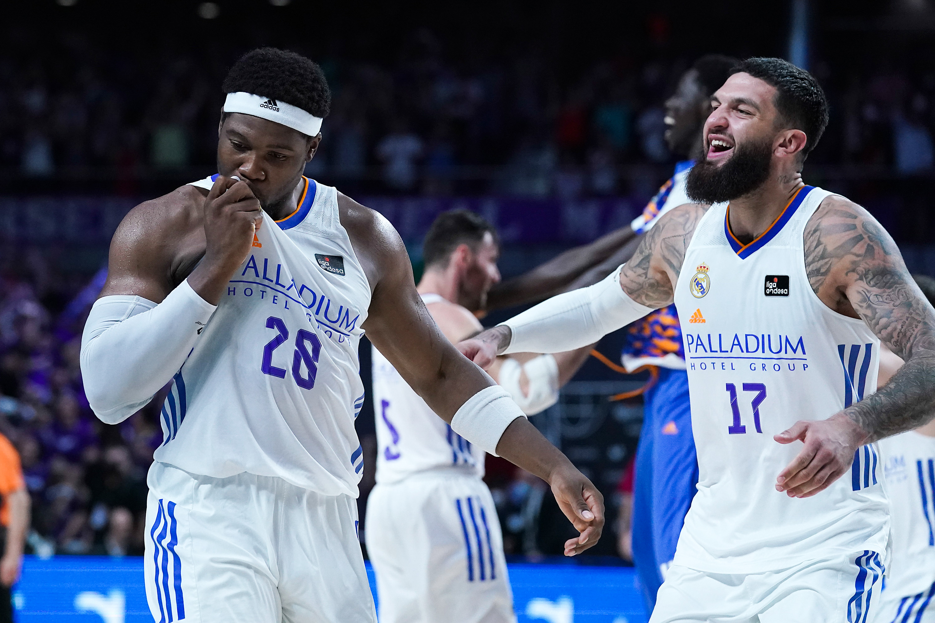 Dos ex jugadores del Real Madrid creen que los árbitros ayudan al Barça