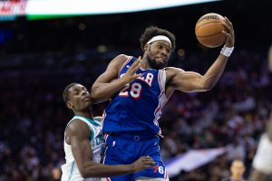 Nick Nurse hace caso a los aficionados de 76ers y Yabusele lo aprovecha