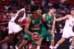 “¿Alguien interesado?” Chima Moneke se ríe de los rumores, pero no convence a Laso