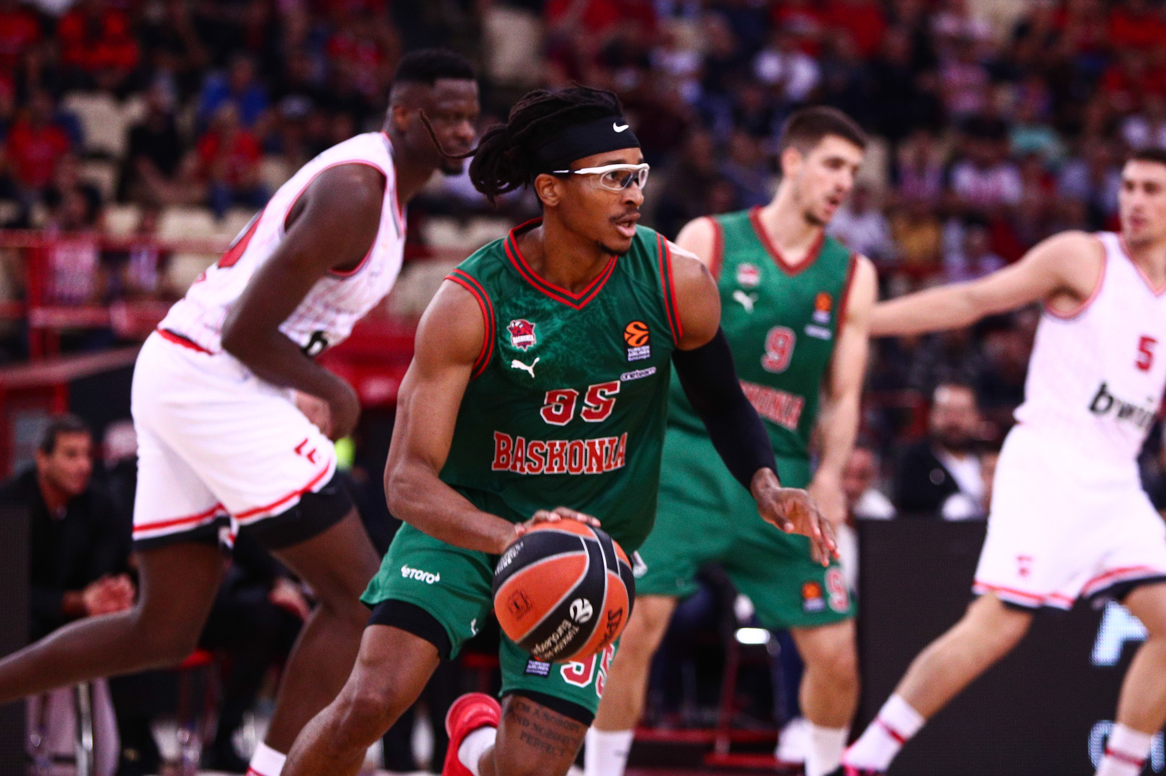 “¿Alguien interesado?” Chima Moneke se ríe de los rumores, pero no convence a Laso