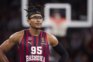 Chima Moneke y su “frustración” con los últimos rumores de fichaje