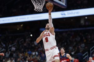 Los Lakers no se rinden: buscan a un pivot que promedia 20 puntos y un 43% de triples