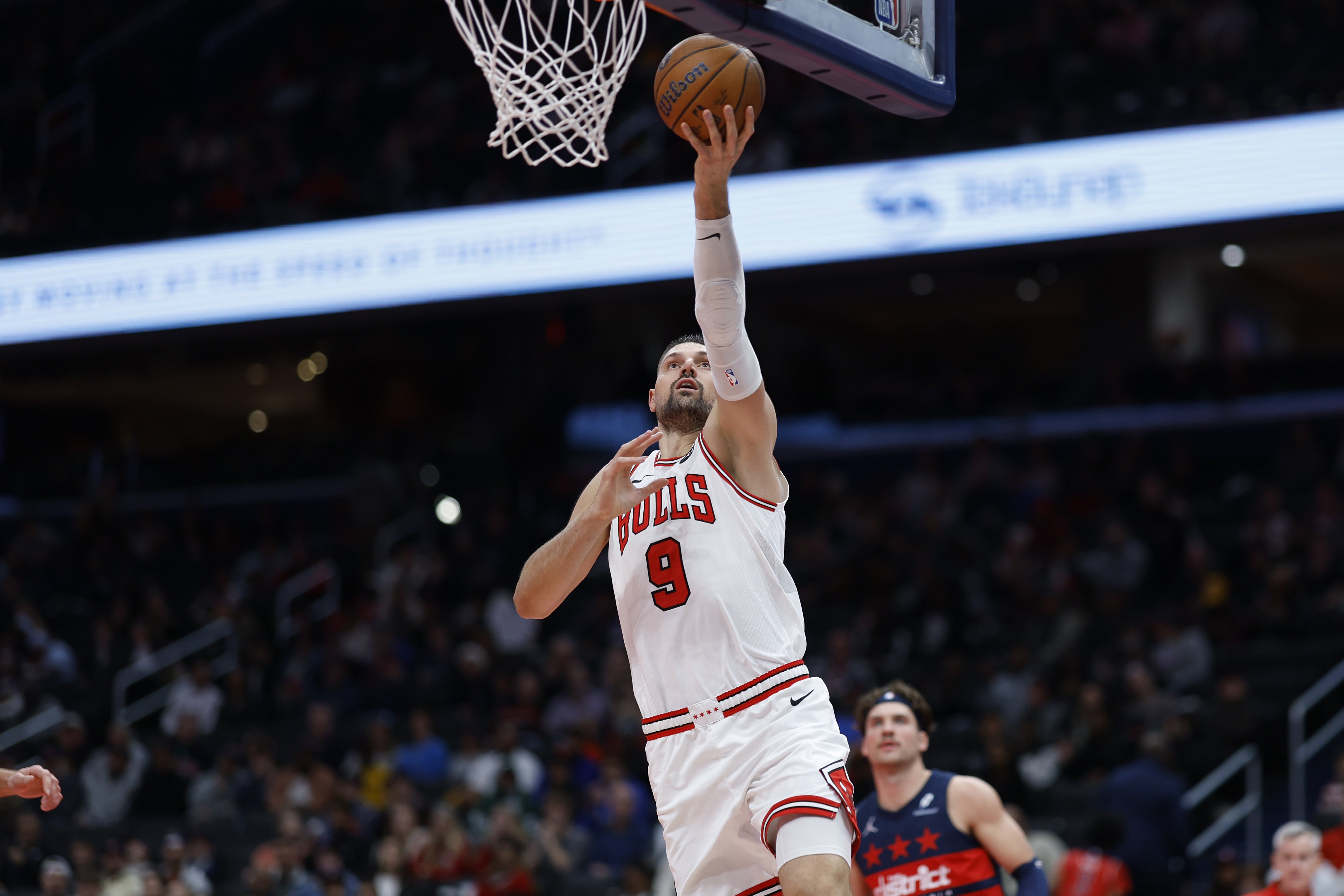 Los Lakers no se rinden: buscan a un pivot que promedia 20 puntos y un 43% de triples