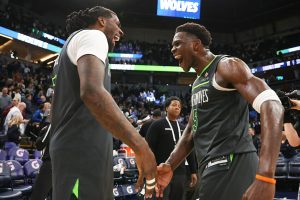 La jugada maestra de Minnesota: sumar a un pivot que promedia 18 puntos