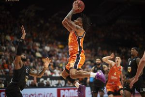 Baja ante el Real Madrid y preocupación por su lesión en Valencia Basket