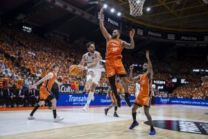 Este pívot de Valencia objetivo de Zaragoza tras la posible salida de Nate Watson