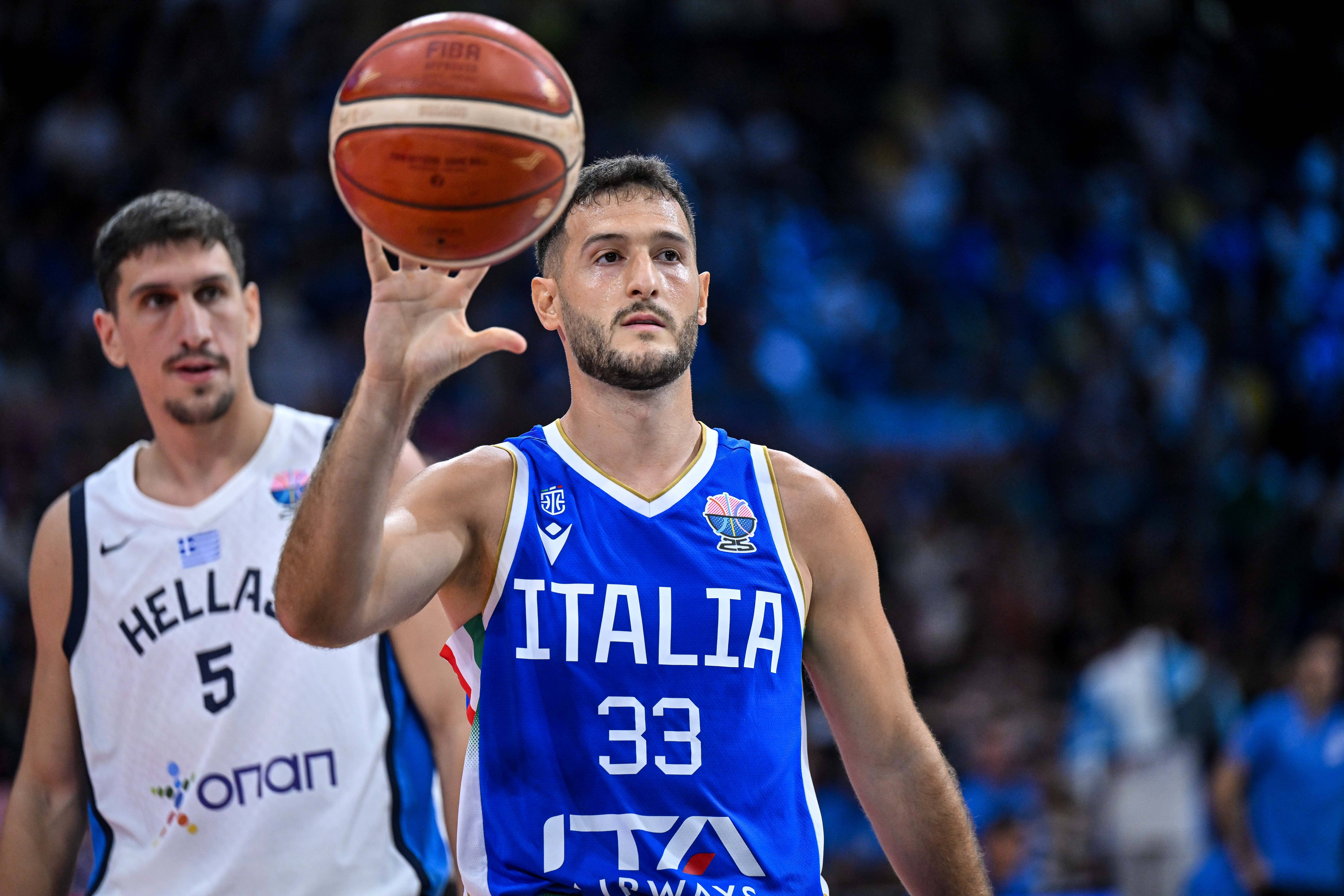 Un jugador de Zaragoza en medio de una Italia salvaje