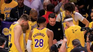 La rotación interior de los Lakers tambalea: un jugador se resiente justo antes de la pretemporada