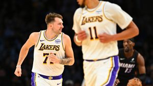 Doncic le corona como el pilar defensivo que transforma a los Lakers, “su impacto es increíble”