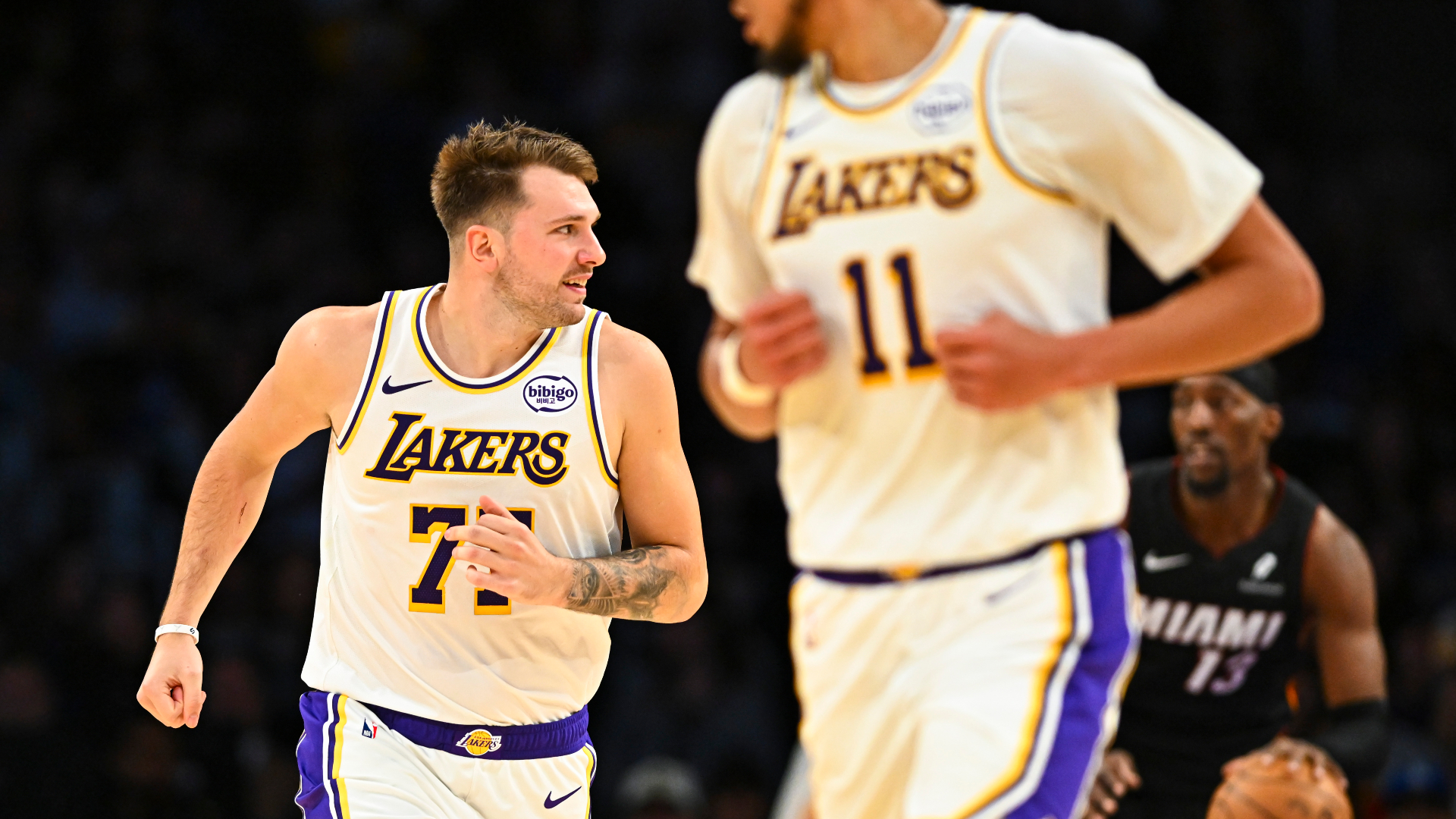 Doncic le corona como el pilar defensivo que transforma a los Lakers, “su impacto es increíble”