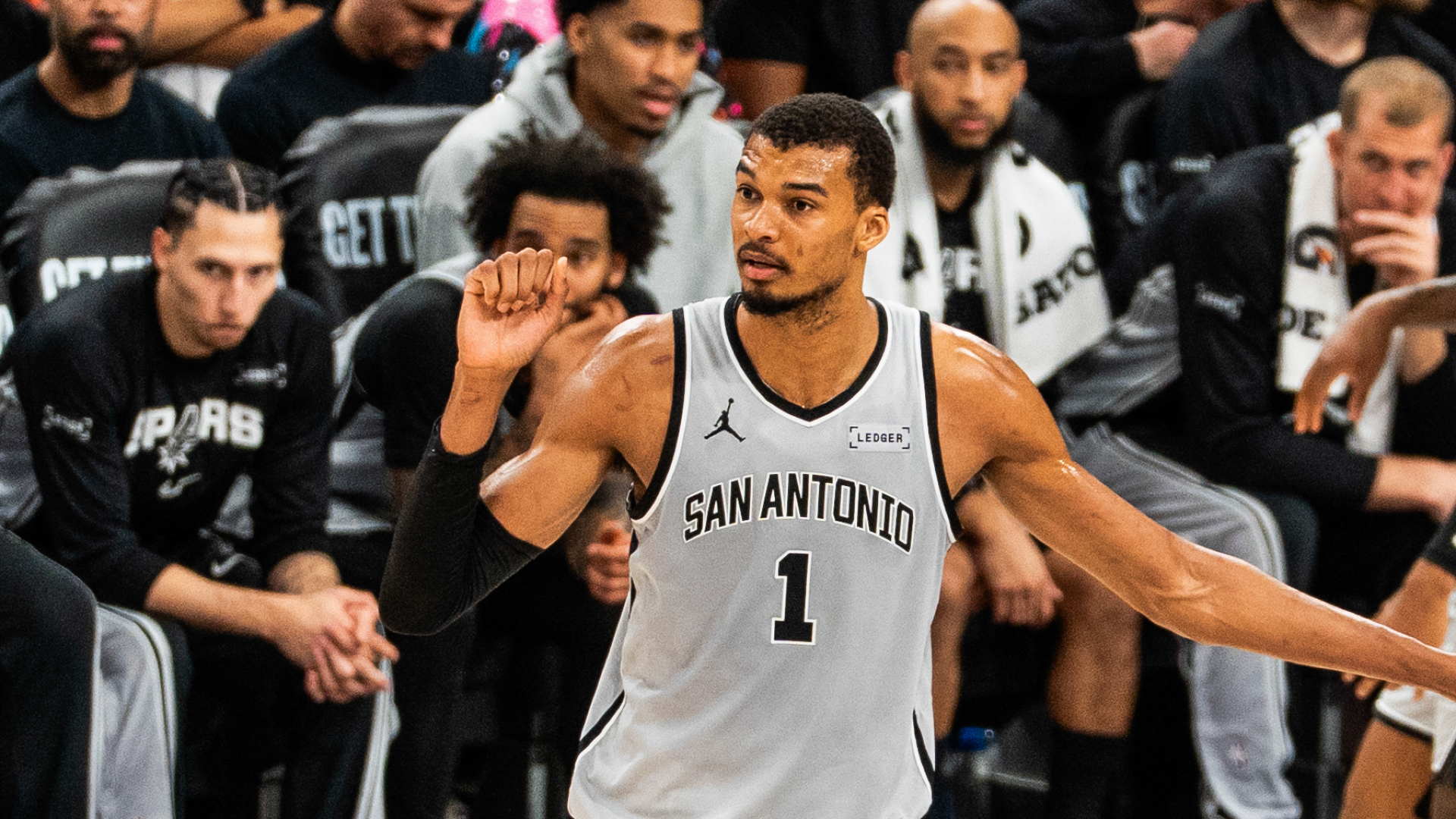 ¡En el último segundo, Victor Wembanyama atraca a los Suns y manda a los Spurs a los playoffs!
