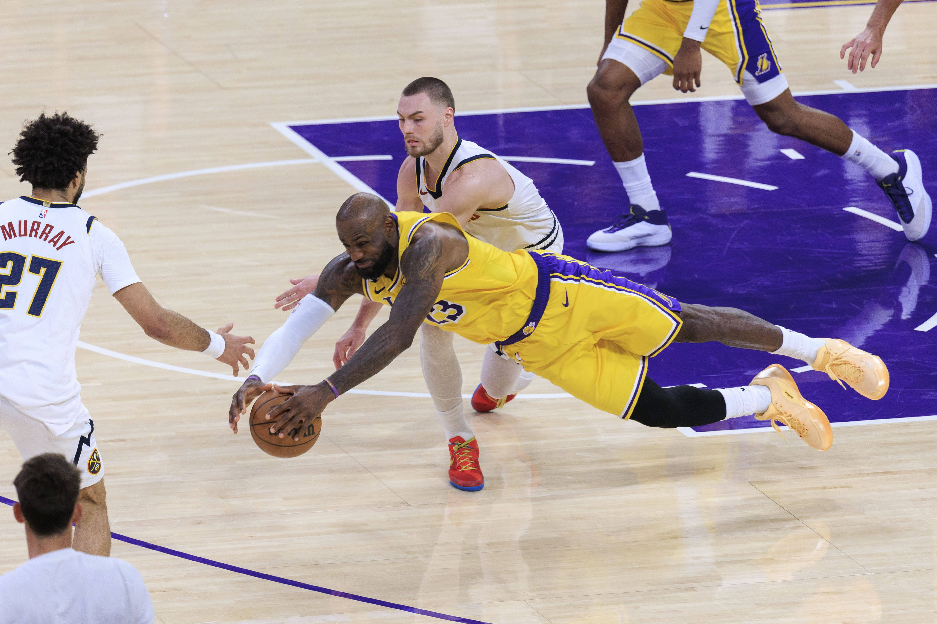 LeBron James realiza una jugada increíble y los Lakers vencen a los Nuggets en tiempo extra
