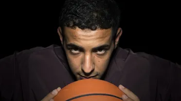 De joven problemático a universitario modelo gracias a los valores del baloncesto