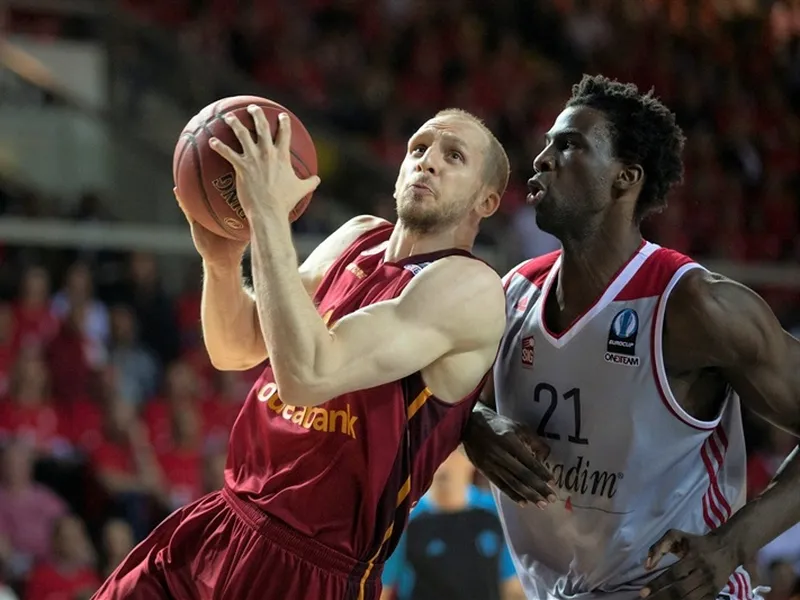 Strasbourg viajará a Estambul con una renta de cuatro puntos (66-62)