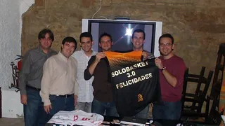 ACB premia a Solobasket con la camiseta de su 25 aniversario tras la presentación de la nueva versión