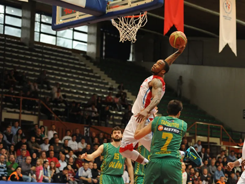 Tofas, 78 puntos en ¡20 minutos! Ugurlu (17 años), luz en la semana negra de Obradovic