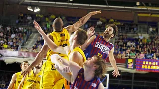 Navarro pone al Barça Regal a un partido de la final (77-73)