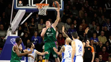 Unicaja Málaga arrolla al Sassari (65-77): se jugará el liderato ante CSKA