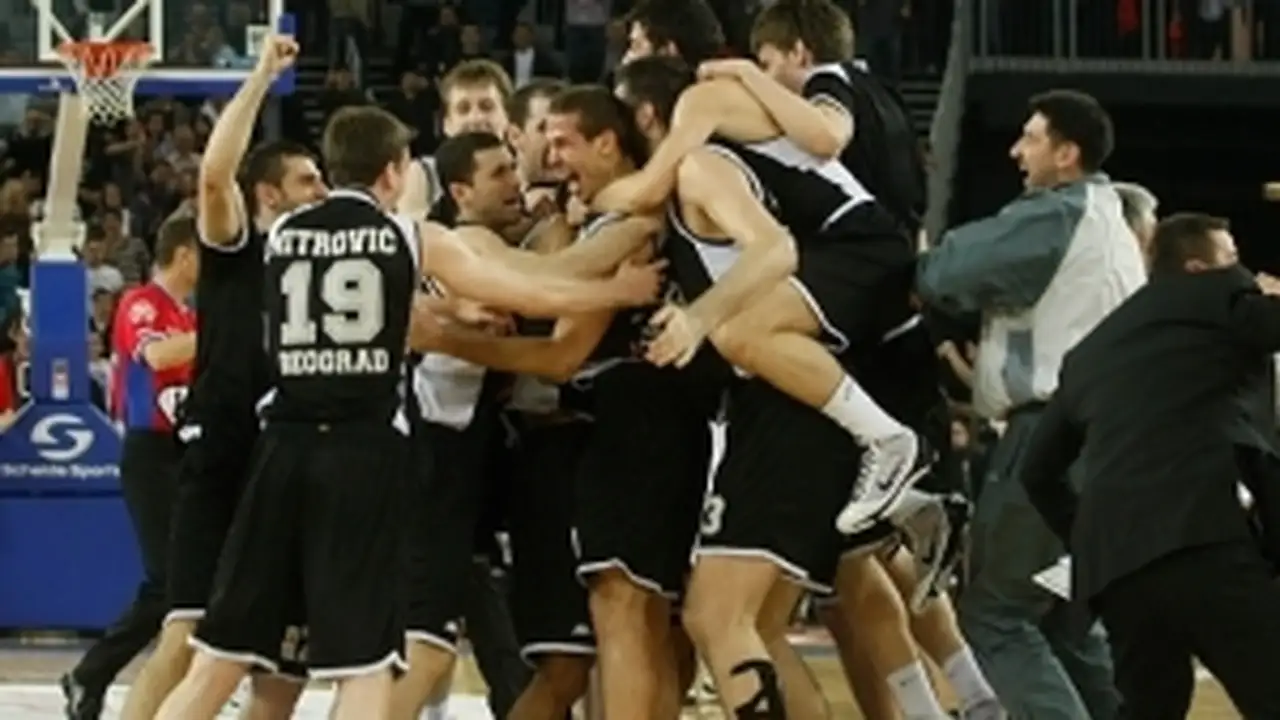 Kecman hace campéon de la NLB al Partizan con un triple de medio campo sobre la bocina en un final de infarto, con altercados y recurso de la Cibona