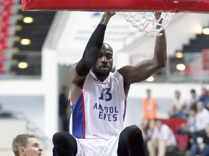 TBL: Efes debuta con derrota en un minuto aciago de Matt Janning VIDEOS