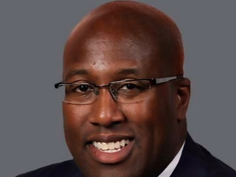 Mike Brown, el hombre que no hizo feliz a LeBron, nuevo entrenador de los Lakers. Sobrevuela la figura de Messina como asistente, aunque tiene dura competencia