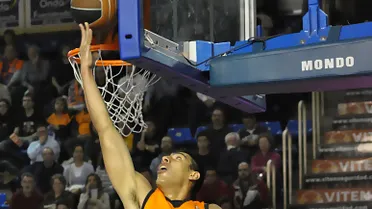 Gustavo Ayón, con pie y medio en la NBA